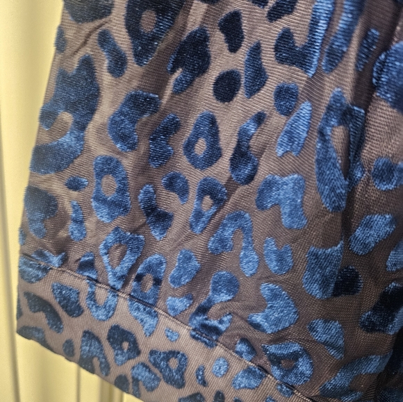 Blue velvet burn out leopard pattern shirt - Picture 4 of 10